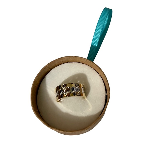 New in box Shiraleah stackable rings. 2 gold tone 1 silver tone.gift box… - Picture 2 of 4